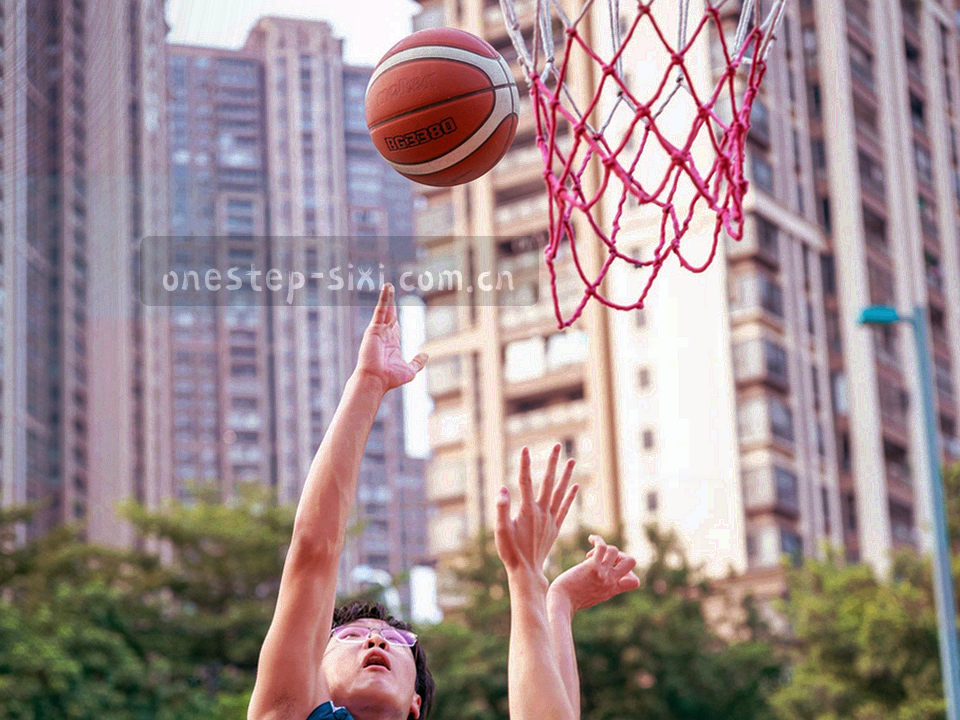 抽象手机轮廓、榜单数字与球队资料卡片并排陈列的编辑插图